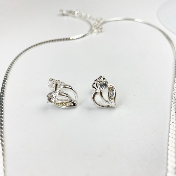 Vintage Avon Silver Tone Rhinestone Necklace & Earring Set in Box. New Old Stock - Picture 6 of 9